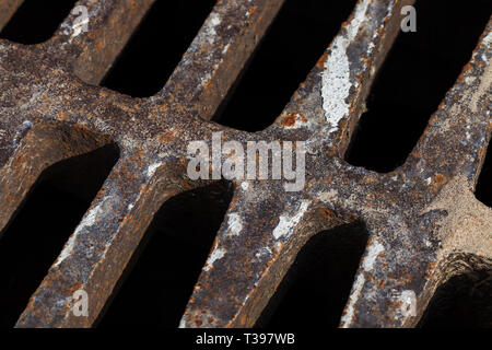 Vieux métal couverts de rouille de la grille d'égout close up Banque D'Images