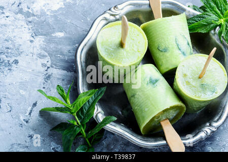 Saveur Menthe crème glace vanille.Summer sur stick.dessert frais. Banque D'Images