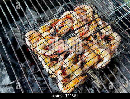 Crevettes grillées au four avec des flammes, des fruits de mer du marché des aliments de rue Banque D'Images