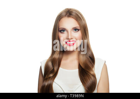 Smiling model femme aux longs cheveux sain isolé sur fond blanc Banque D'Images