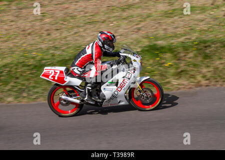 Chorley, Lancashire, Royaume-Uni. 7 avril, 2019. Hoghton Tower 43ème Sprint Moto. Rider 27. Mark Arrowsmith équitation 1989 Yamaha TZR 2 temps 125CC à l'BevStar Cup Challenge. Banque D'Images