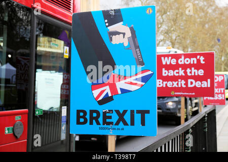 Anti-Brexit SODEM gun Union Jack shoe poster "tirez vous-même dans le pied" à l'extérieur du Parlement à Westminster, London UK 4 avril 2019 KATHY DEWITT Banque D'Images