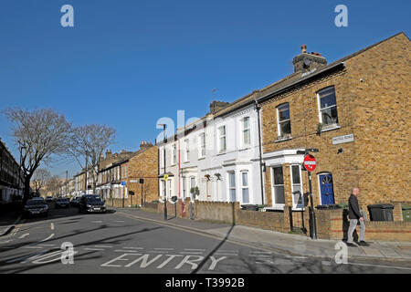 Vue de l'homme et marche rangée d'habitations en terrasse à l'angle de route et Pulross Dalyell Rd à Brixton, dans le sud de Londres Angleterre Royaume-uni KATHY DEWITT Banque D'Images