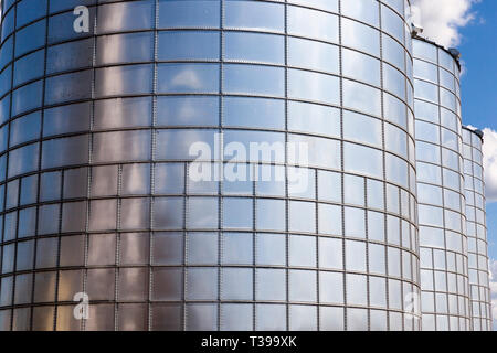 Feuilles de métal qui fait un grand baril silos pour le stockage et le traitement de la récolte de plantes agricoles Banque D'Images