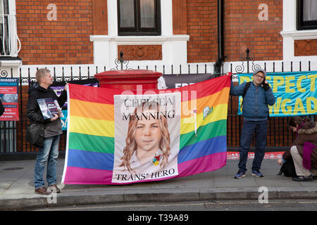 Personnes titulaires d'un drapeau arc-en-ciel représentant Chelsea Manning, l'activiste américain et dénonciateur, à l'extérieur de l'ambassade d'Equateur le 5 avril 2019 à Londres, Angleterre, Royaume-Uni. Leur présence vient comme Wikileaks a annoncé que leur fondateur Julian Assange peut être expulsé de l'ambassade dans les heures ou jours. Banque D'Images