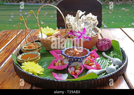 Pétales de Lotus frais enveloppé apéritif et des gâteaux de riz frit croustillant avec des trempettes épicées Banque D'Images