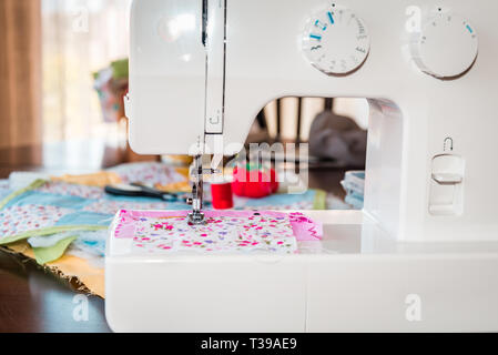 De couture patchwork fait main napperons avec des ciseaux, pool de threads et pin cushion Banque D'Images