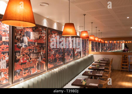 Ensemble vide tables et des tons clairs se reflétant dans un miroir à Carluccio's à Stratford upon Avon Banque D'Images