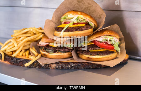 Hamburger appétissant sur le comptoir dans le marché Banque D'Images