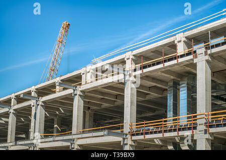 Le béton dans la construction et bâtiment de la grue jaune Banque D'Images