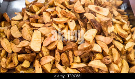 Pommes de terre frites dans le bac en acier inoxydable Banque D'Images