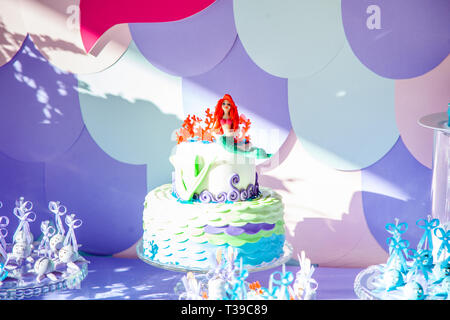 Le temps de mer thème mermaid sur la partie candy bar avec fond violet. D'anniversaire pour les filles, les adolescents. Banque D'Images