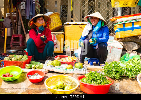 Vietnam, Phu Quoc Island - Février 26, 2018 : Les femmes avec des légumes frais crus sains dans la rue du marché vietnamien traditionnel Banque D'Images