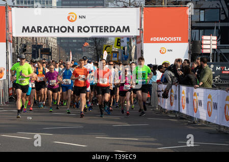 Rotterdam, aux Pays-Bas. 07Th avr, 2019. Début de la deuxième bach du marathon. Banque D'Images