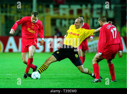 Westfalenstadion Dortmund Allemagne, 19.9. 2001 Ligue des Champions de football 2001-2002 journée 2 saison, Borussia Dortmund (BVB, jaune) vs Liverpool FC (LIV, rouge) 0:0 --- fr. à gauche : Didi Hamann (LIV), Jan Koller (BVB), Steven Gerrard (LIV) Banque D'Images