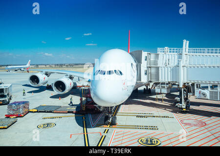 Melbourne, Australie - 18 mars 2019 : un avion A380 de Qantas dans sa baie à l'aéroport Tullamarine de Melbourne à Victoria, Australie Banque D'Images