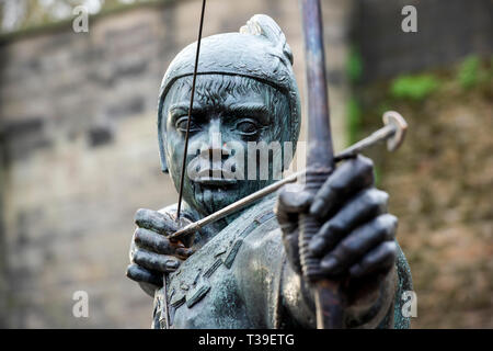 Le nouveau Robin des Bois réparés par le château, statue dans le centre-ville de Nottingham, Nottinghamshire England UK Banque D'Images