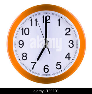 Horloge murale isolé sur fond blanc. Sept heures. Banque D'Images