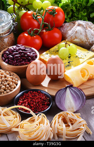La composition avec un assortiment de produits alimentaires biologiques sur la table. Banque D'Images