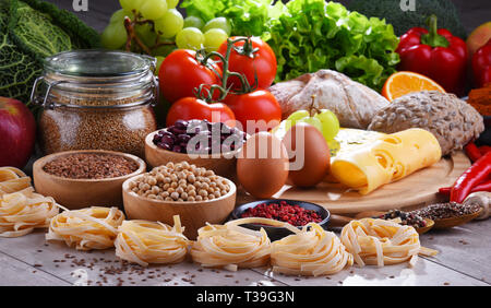 La composition avec un assortiment de produits alimentaires biologiques sur la table. Banque D'Images