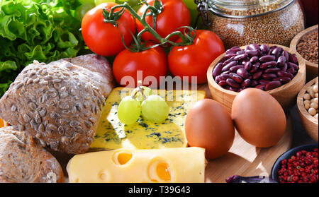 La composition avec un assortiment de produits alimentaires biologiques sur la table. Banque D'Images