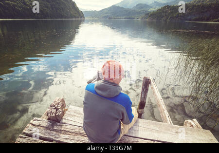 L'homme sur montagnes lac Banque D'Images