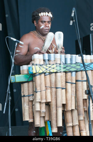 AreÕare traditionnel des musiciens de Salomon, Narasirato se produiront au festival WOMAD, Charlton Park, Royaume-Uni Banque D'Images