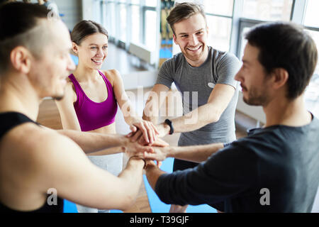 Les formateurs de remise en forme les mains d'empilage Banque D'Images