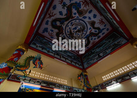 KO CHANG, THAÏLANDE - 10 avril 2018 : Chinese buddist temple dans la zone nord de l'île - hiéroglyphes et les modèles avec couleur rouge primaire - Religi Banque D'Images