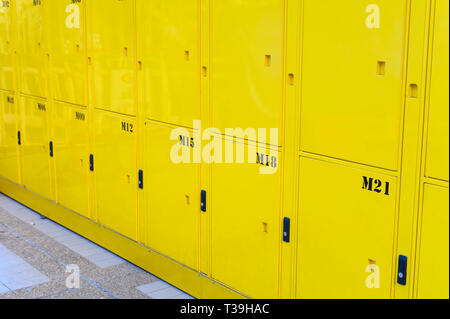 Close up sur les casiers jaunes porte au service public locker Banque D'Images