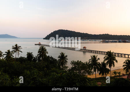 Coucher du soleil avec vue sur Pier - Ko Chang, Thaïlande, avril 2018 - Vivid Banque D'Images