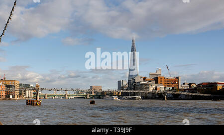 Le Shard vu de Paul à pied, sur la rive nord de la Tamise, Londres, Angleterre, Royaume-Uni. Banque D'Images