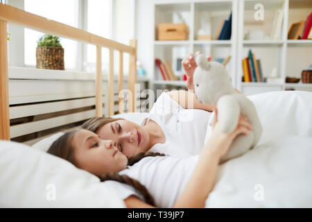 Mère et fille au lit Banque D'Images