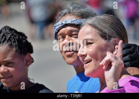 Couple de race mixte qui sont avec la petite fille à un rassemblement de famille dans le sud de la Californie, le Caucase noir hispanique ayant un bon moment au soleil Banque D'Images