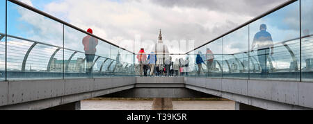 La Cathédrale de St Paul, vu du Pont du Millénaire sur la Tamise, Londres, Angleterre, Royaume-Uni. Banque D'Images