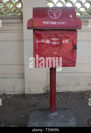 Boîte rouge à Yangon, Myanmar (Birmanie) Banque D'Images