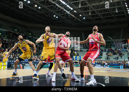 Darington Hobson, Marco Cusin,Tyler Cain et Thomas Scrubb sont vus en action au cours de l'Euro-cup match entre Torino et Openjobmetis Fiat Auxilium de Varèse. Auxilium Fiat Torino remporté 72-66 Plus de Varèse. Banque D'Images