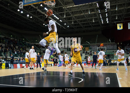 Darington Hobson, Marco Cusin,Tyler Cain et Thomas Scrubb sont vus en action au cours de l'Euro-cup match entre Torino et Openjobmetis Fiat Auxilium de Varèse. Auxilium Fiat Torino remporté 72-66 Plus de Varèse. Banque D'Images