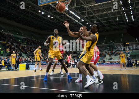 Darington Hobson, Marco Cusin,Tyler Cain et Thomas Scrubb sont vus en action au cours de l'Euro-cup match entre Torino et Openjobmetis Fiat Auxilium de Varèse. Auxilium Fiat Torino remporté 72-66 Plus de Varèse. Banque D'Images