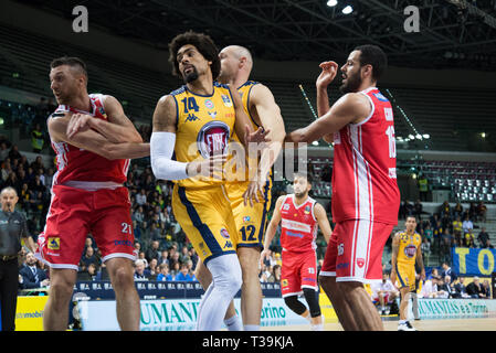 Giancarlo Ferrero, Tyler Cain, Marco Cusin et James Michael Ray Mcadoo sont vus en action au cours de l'Euro-cup match entre Torino et Openjobmetis Fiat Auxilium de Varèse. Auxilium Fiat Torino remporté 72-66 Plus de Varèse. Banque D'Images