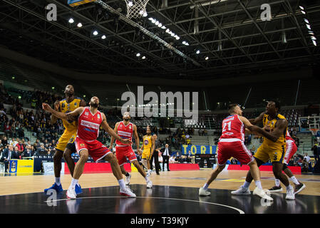 Darington Hobson, Marco Cusin,Tyler Cain et Thomas Scrubb sont vus en action au cours de l'Euro-cup match entre Torino et Openjobmetis Fiat Auxilium de Varèse. Auxilium Fiat Torino remporté 72-66 Plus de Varèse. Banque D'Images