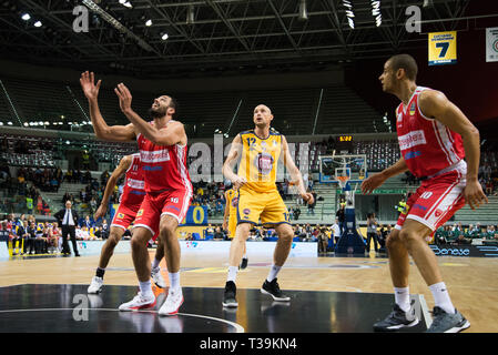 Darington Hobson, Marco Cusin,Tyler Cain et Thomas Scrubb sont vus en action au cours de l'Euro-cup match entre Torino et Openjobmetis Fiat Auxilium de Varèse. Auxilium Fiat Torino remporté 72-66 Plus de Varèse. Banque D'Images