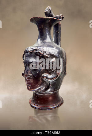 Bucchero étrusque verseuse d'un visage, Musée Archéologique National de Florence, Italie Banque D'Images