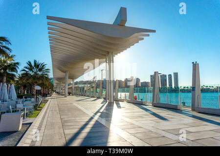 Boulevard de port de Malaga, Malaga, Andalousie, Espagne avec ciel bleu Banque D'Images