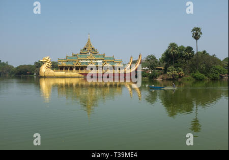 Barge royale et Karaweik Karaweik ou Hall est un palais sur la rive est du Lac Kandawgyi, Yangon, Myanmar Banque D'Images