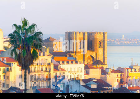 La Cathédrale de Lisbonne à Vieille ville de Lisbonne au coucher du soleil. Portugal Banque D'Images