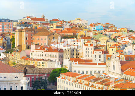 Des toits de la vieille ville de Lisbonne avec le Roi Pedro IV monument. Lisbonne, Portugal Banque D'Images