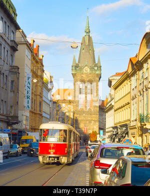 PRAGUE, RÉPUBLIQUE TCHÈQUE - le 14 novembre 2018 : Sunshine dans la vieille ville de Prague, rue tramway rouge et la circulation automobile, Henri Bell Tower en arrière-plan Banque D'Images