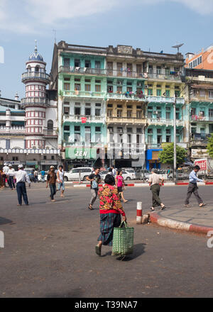 Vieux bâtiment sur la pagode Sule rond-point à Yangon (Rangoon), le Myanmar (Birmanie) Banque D'Images