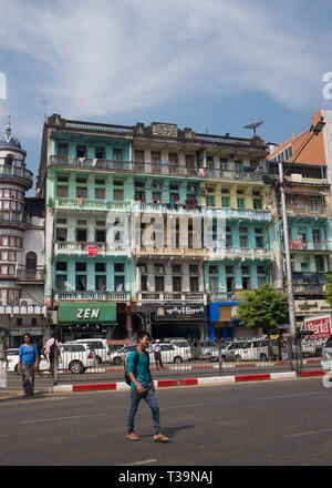 Vieux bâtiment sur la pagode Sule rond-point à Yangon (Rangoon), le Myanmar (Birmanie) Banque D'Images